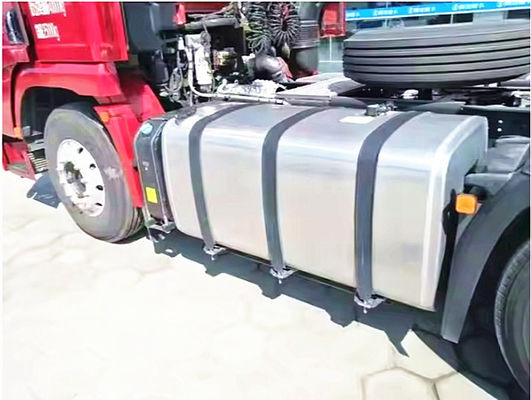 600L+300L yakıt kapasitesi, 3500 mm tekerlek mesafesi ve 11.00R20/12.00R20/12R22.5/315/80R22.5 lastik boyutu olan ağır görevli traktör kamyonu